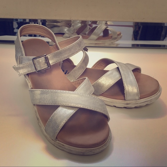 Other - Girls metallic sandals